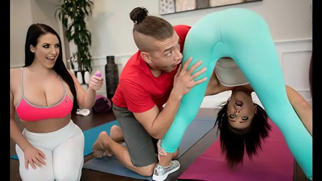 640px x 360px - Fitness coach has boner because of squirting girl